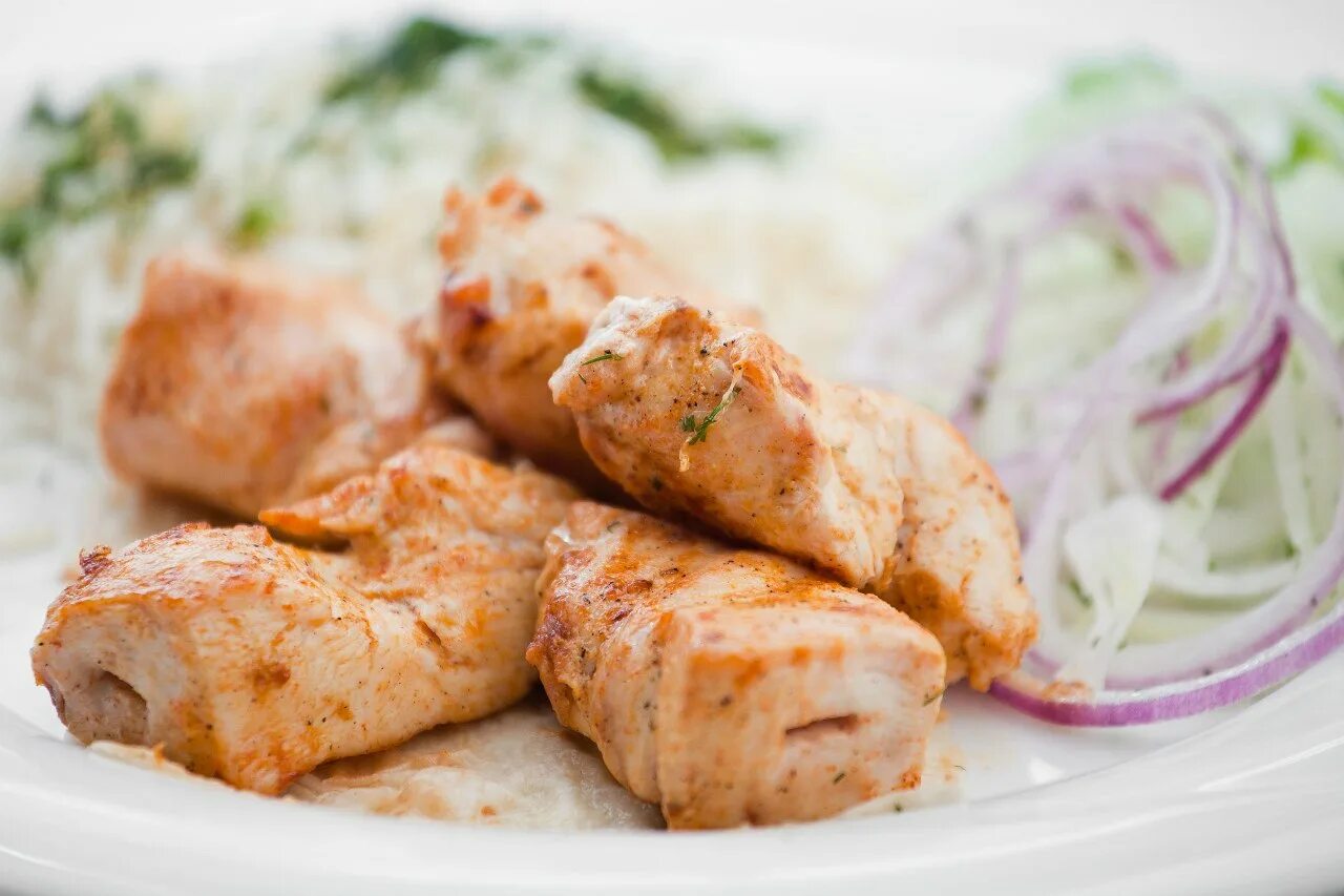 Вкусный шашлык из филе курицы. Индейка филе шашлык. шашлык из куриного филе. шашлык куриный из филе бедра. куриное филе на мангале.