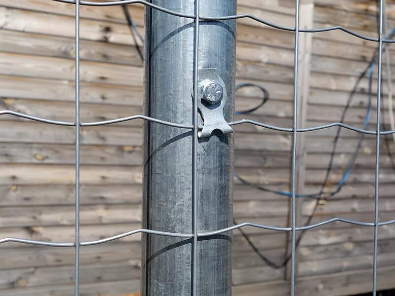 Скоба монтажная с22 забор рабица. Крепеж для монтирования сетки рабицы. Приспособление для натягивания сварной сетки. Крепеж чугунных решеток "крепеж м10". Натяжитель для проволоки, сетки ns 100 100мм оцинкованный.