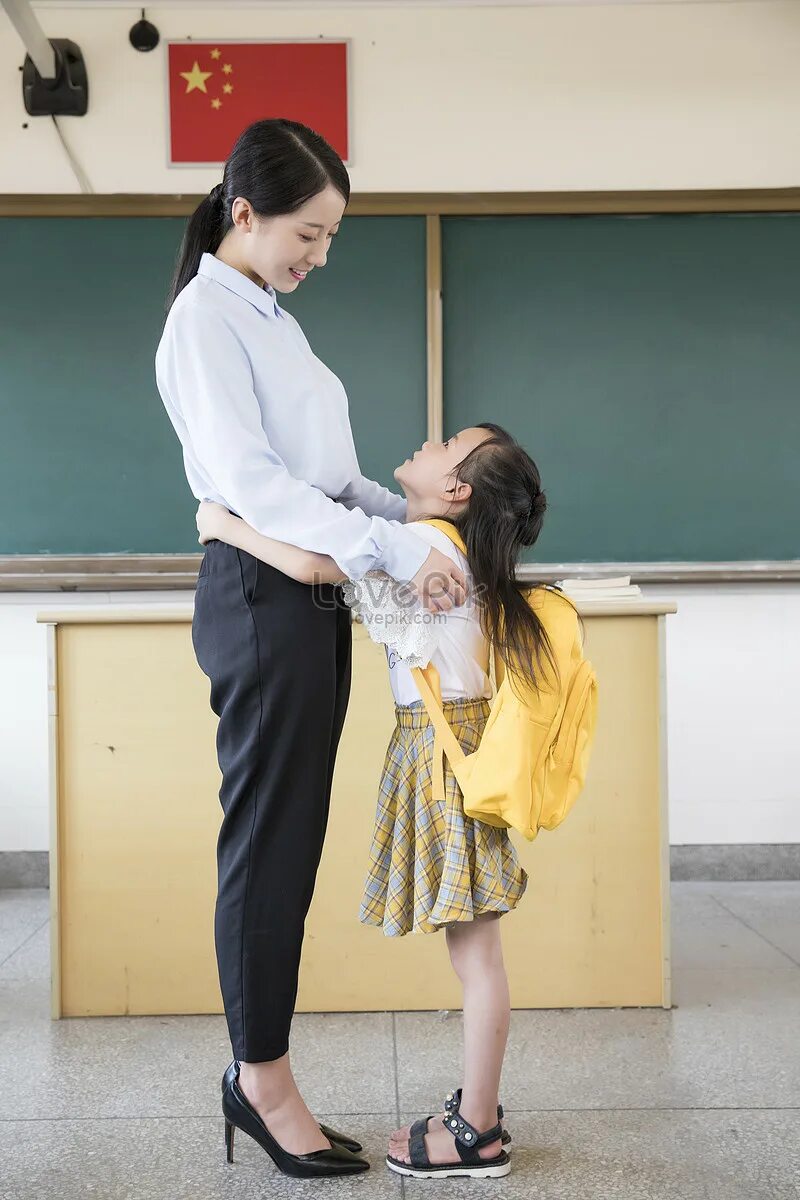 Учитель и ученик обнимаются. Любовь учителя к детям. Учитель обнимает ученика. Учитель и дети. Учитель обнимает детей сток.