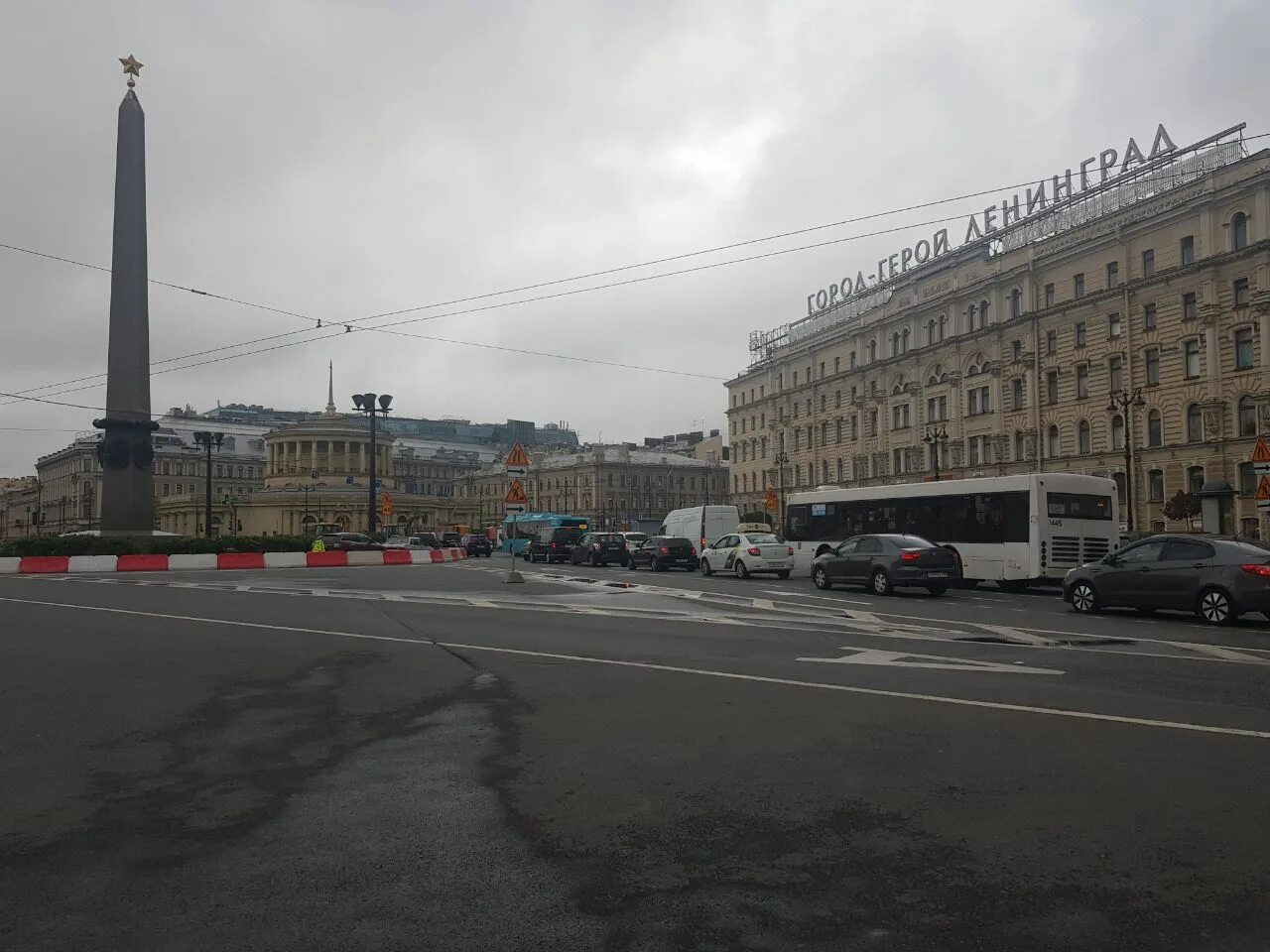 Метро площадь восстания снаружи. Павильон метро площадь восстания. Площадь восстания закроют. Вестибюль метро площадь восстания. Площадь восстания закроют.