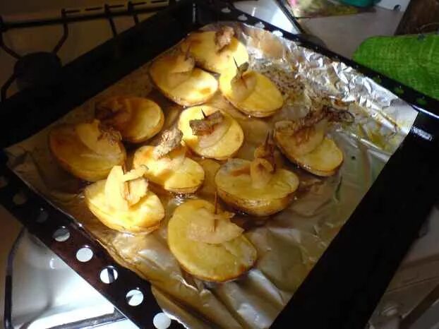 кораблики из картофеля запеченные в духовке. кораблики из картошки с салом. кораблики с салом в духовке. кораблики картошка с салом. картошка кораблики в духовке.