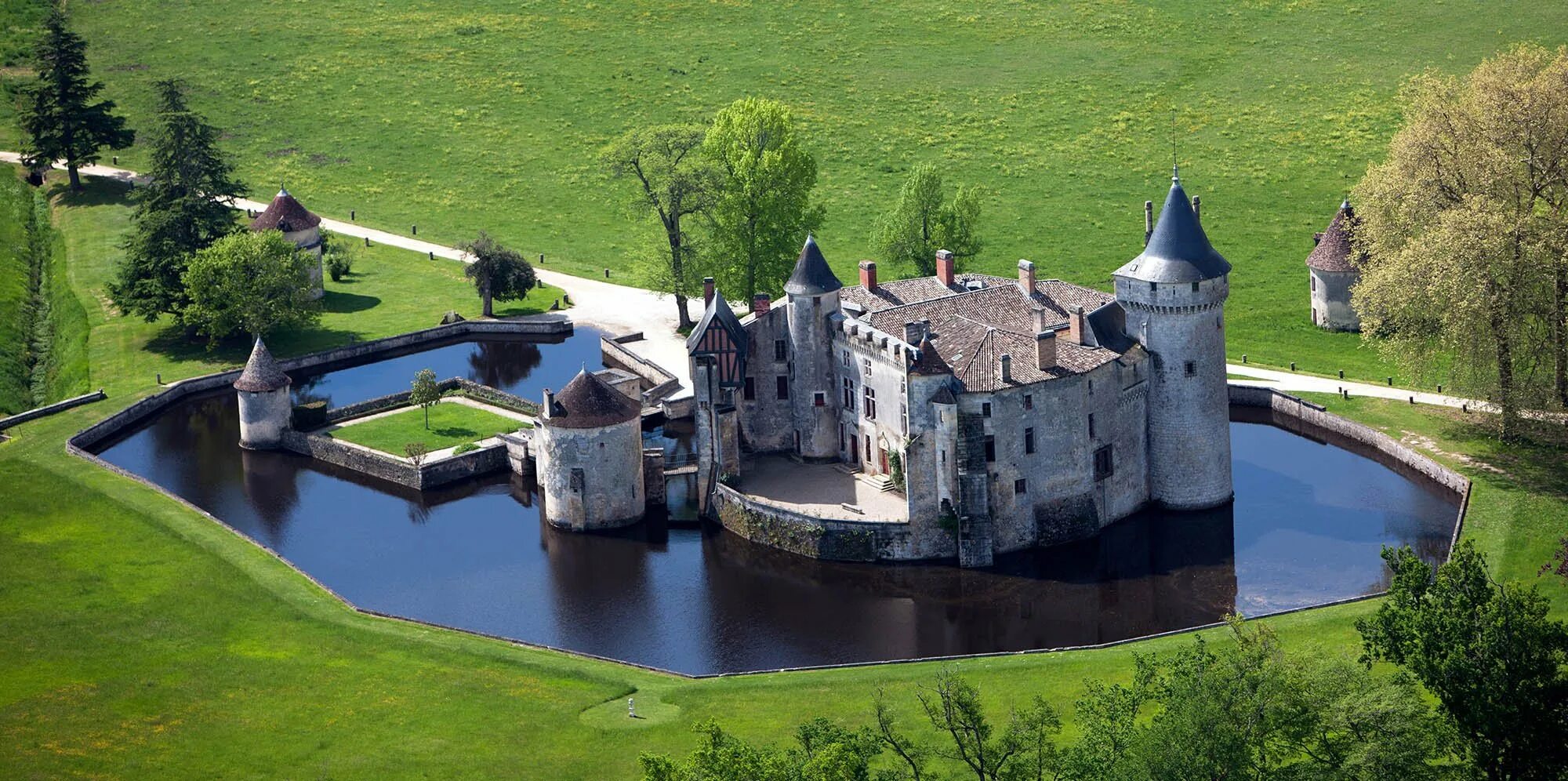 Замок ла барбен франция. Манор особняк шотландия. Дом рву. Усадьба «замка со рвом». Актон деревня.