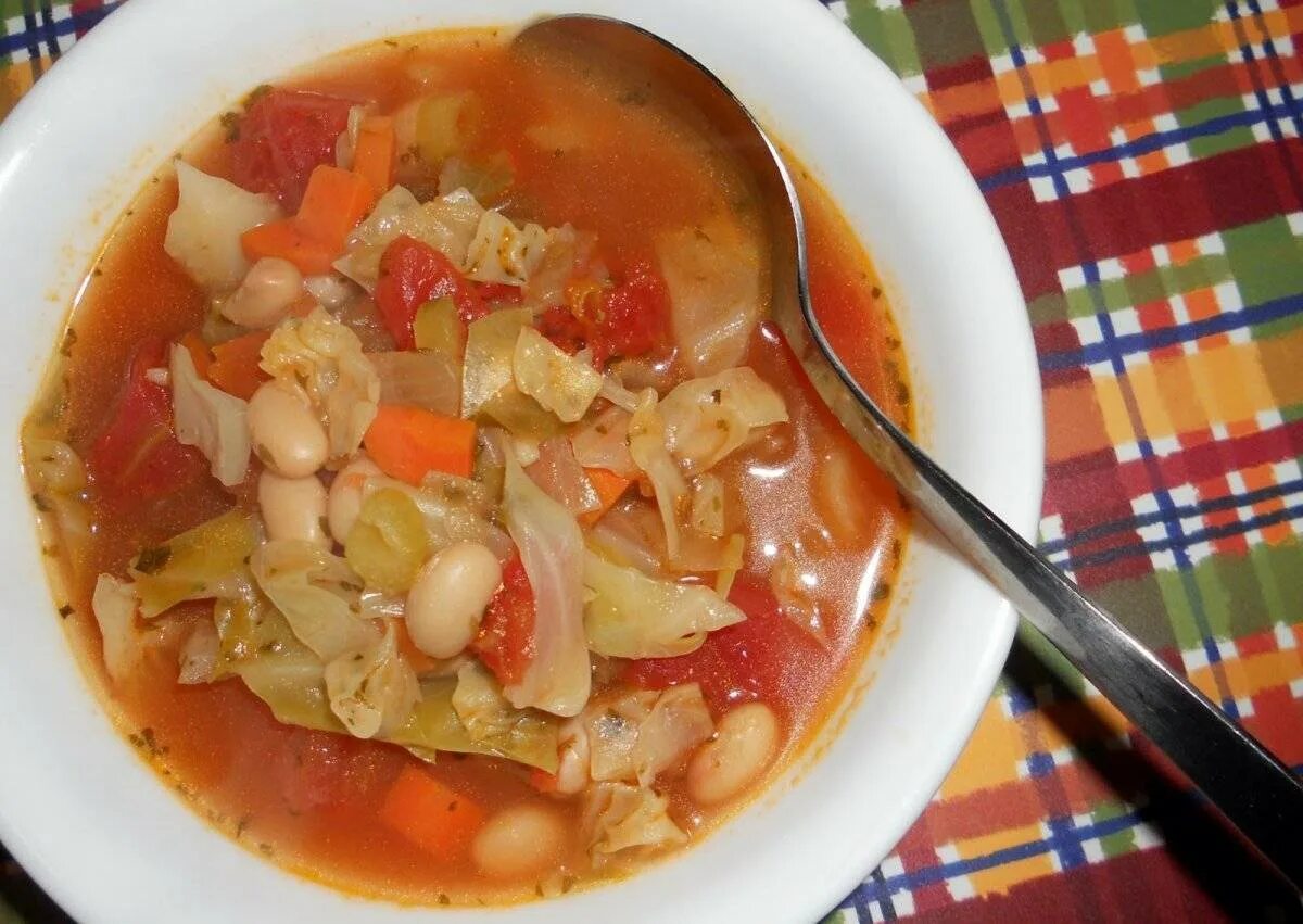 Щи с капустой и фасолью консервированной. Фасолевый суп без мяса. щи с фасолью консервированной. щи без мяса. щи из квашеной капусты с фасолью.