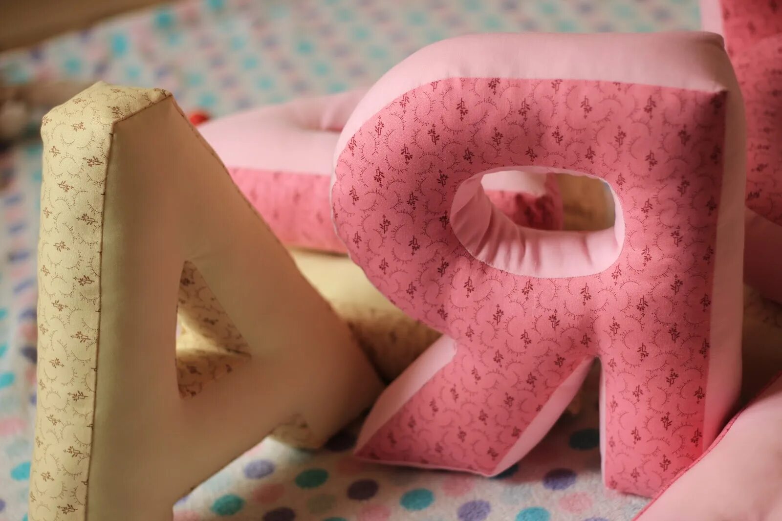 Буква из лоскутков. Лоскутки в виде круга. Алфавит из подручных материалов. Именные подушки. Пэчворк буквы.