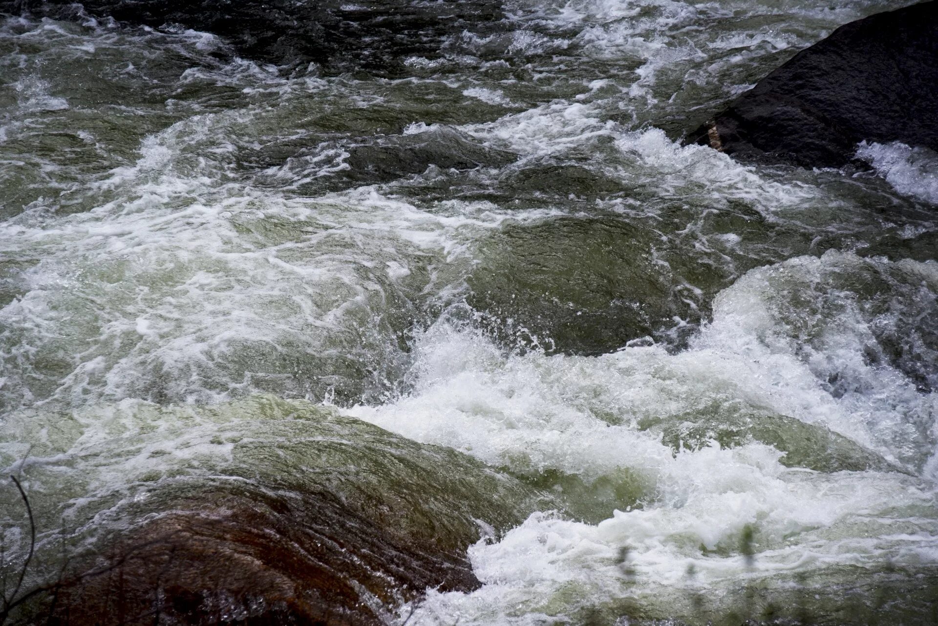 Водные пороги. Река с белой водой. Бурлящая белая вода. Популярные водные пороги.