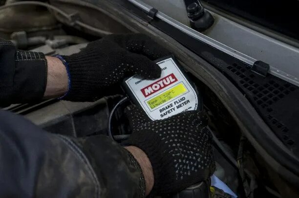 Наклеиваем защитную пленку на экран смартфона. Где можно поменять защитное. Где можно поменять защитное. Замена дисплея айфон 4s. Снятие защитного стекла со смартфона.