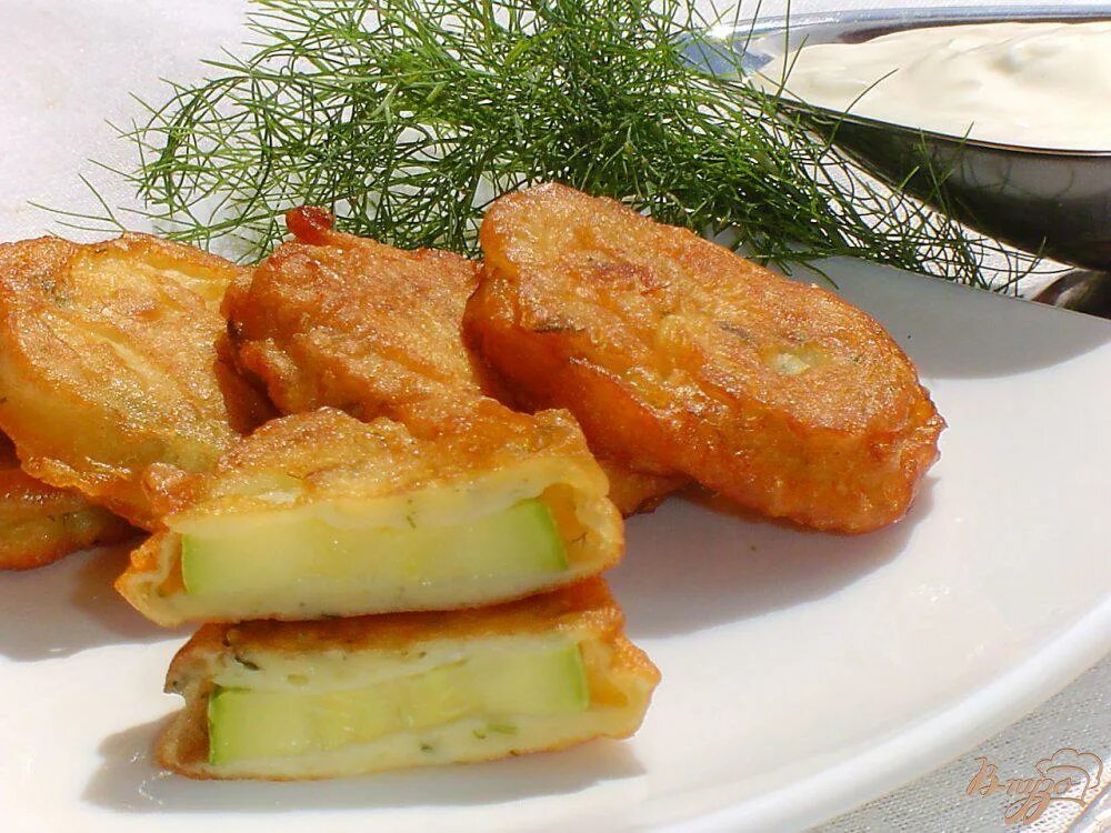 Кабачок в кляре в духовке с чесноком. Кабачки в кляре. кабачки кусочками в кляре. кабачки жареные в кляре. кабачки в кляре в духовке.