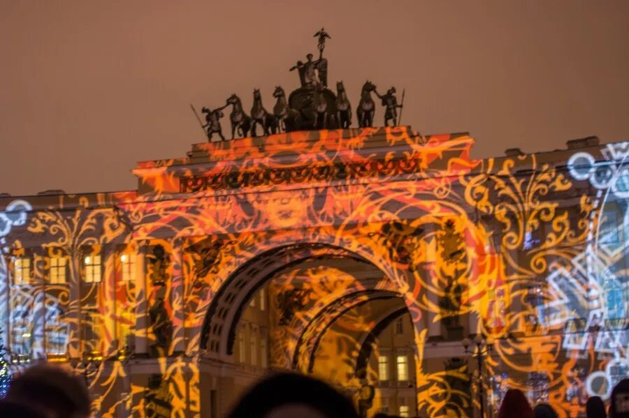 ленинград центр шоу. мультимедийный павильон на дворцовой площади. новогоднее шоу в питере. москва новогоднее световое шоу. зимние каникулы в санкт-петербурге.