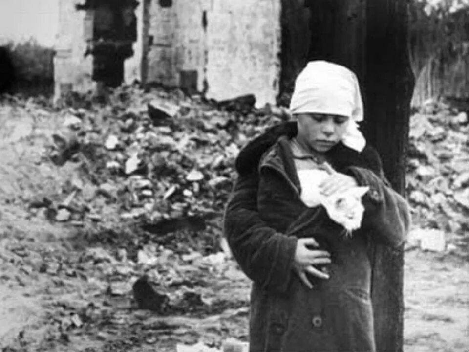 Дети блокадного ленинграда. Спасал детей в ленинграде. Спасал детей в ленинграде. Блокадный ленинград дети с хлебом. Дети в годы блокады ленинграда.