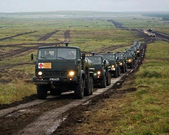 Скорость машин в колонне. Военные на КАМАЗ Автобат. Колонна КАМАЗОВ вс РФ. 29 Мая день военного автомобилиста Вооруженных сил России. Автобат колонна.