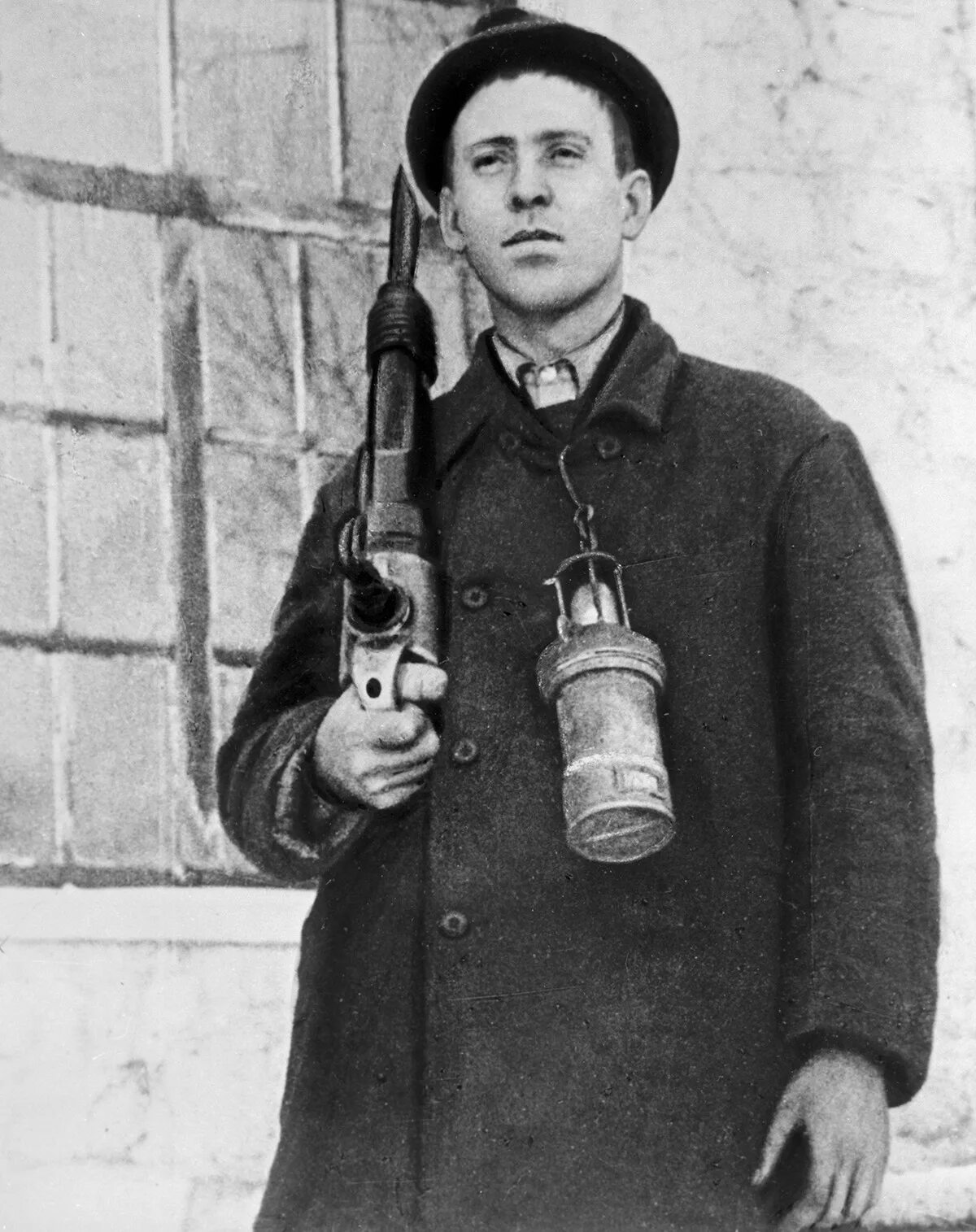 Алексей григорьевич стаханов. Стаханов александр григорьевич. Алексей григорьевич стаханов фото. Шахтер 1935. Шахтер 1935.