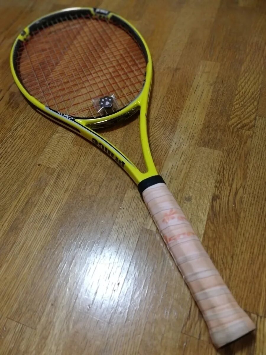 Виброгаситель теннисный. Виброгасители теннис. Виброгасители для теннисных ракеток. Виброгаситель теннисный. Теннисная ракетка babolat comet 140.