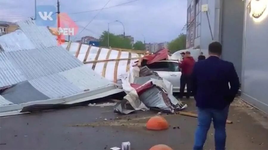 Крышу сорвало Красноярск. У самолета сорвало крышу. В Слободском сорвало крыши ветром 2023. Паше технику сорвало крышу.