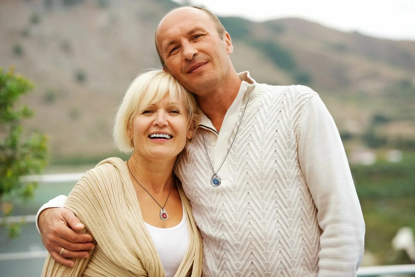 пожилая пара обнимается. красивые взрослые пары. семейные пары в возрасте видео. семейные пары в возрасте видео. страстные пожилые женщины.