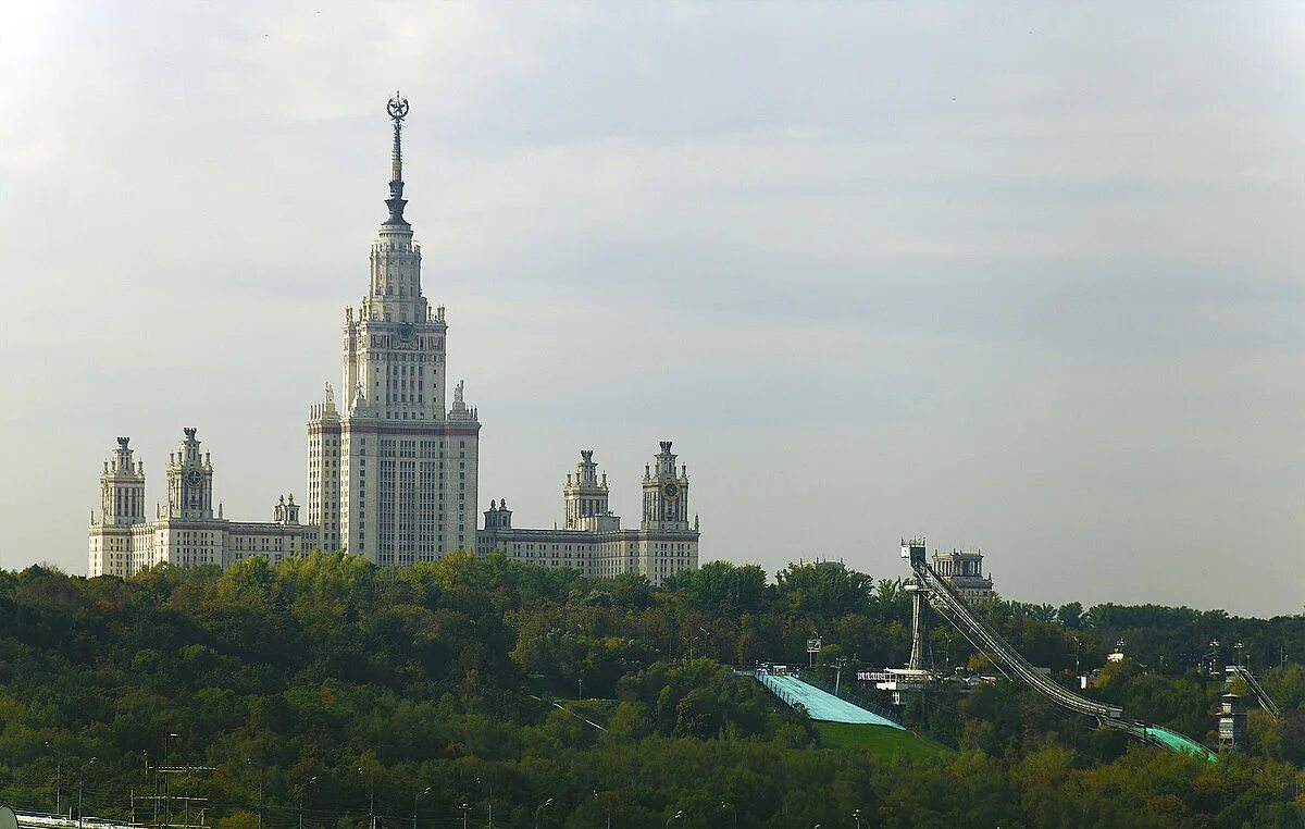 Мгу топ. МГУ Воробьевы горы. Парк Воробьевы горы МГУ. Воробьевы горы вид на университет. Смотровая площадка Москва МГУ.