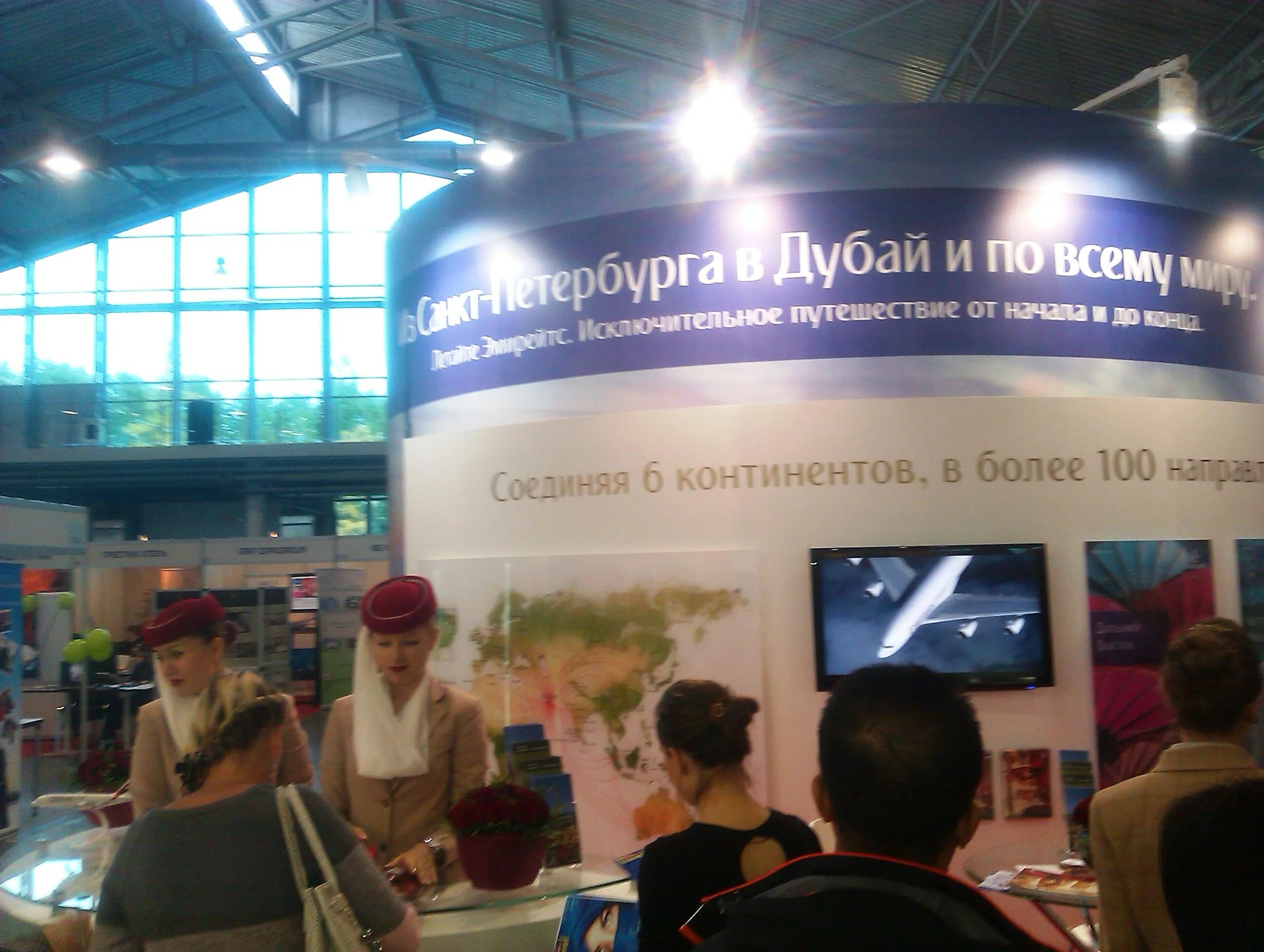 Форма стюардесс эмирейтс. Дубай эмирейтс бортпроводник. Эмирейтс новый год. Офис эмирейтс в санкт петербурге. Дубай эмирейтс стюардессы.