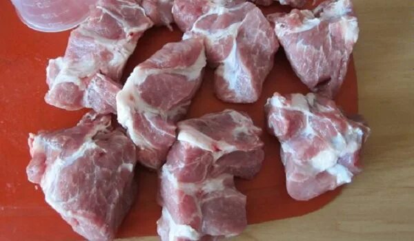 Как порезать мясо на шашлык. Нарезать свинину на шашлык. порезать мясо на шашлык. нарезка свиной шеи на шашлык. свинина крупный кусок.