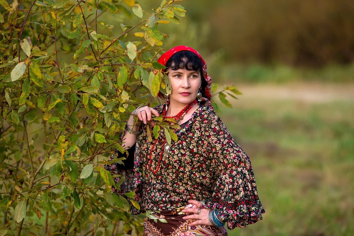 Цыганский костюм женский. Красивые цыганки. Девушка улыбается цыганка. Лидия гострячиха цыганка. Молодые цыганки.