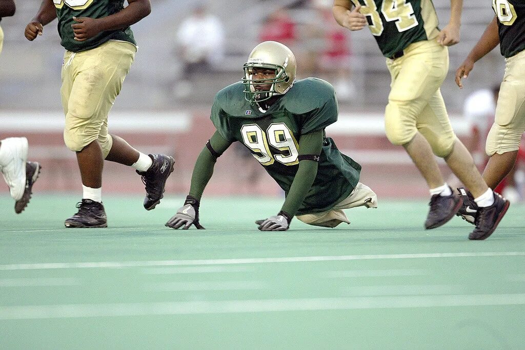 Bob play football. Золотой мяч 1966 бобби чарльтон. Russell smith. Bob play football. Тони нейтон американский футбол.