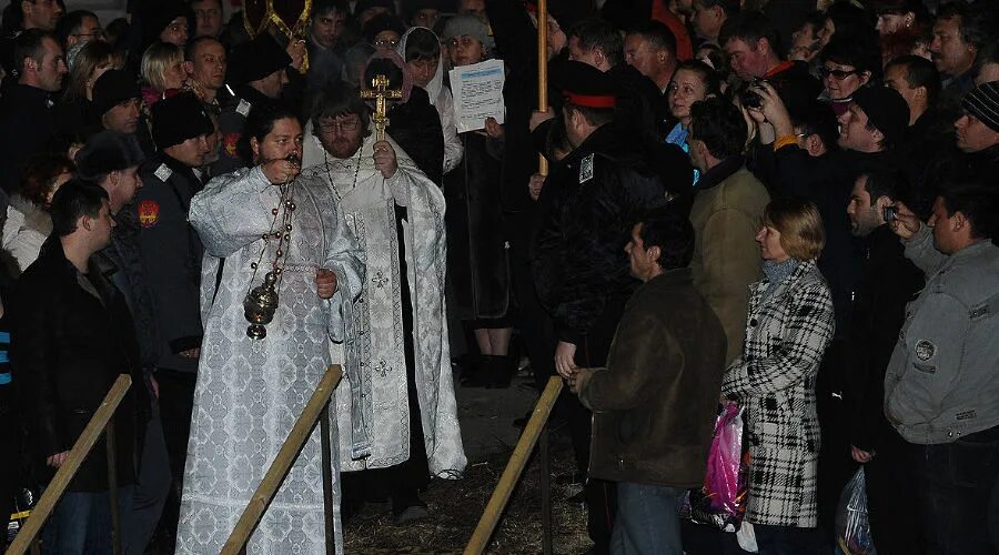 Крещение краснодар. Крещение в краснодаре. Свято покровский храм елизаветинская крещенские купания. Крещение девушки. Крещенские купания у храма рождества христова в краснодаре.