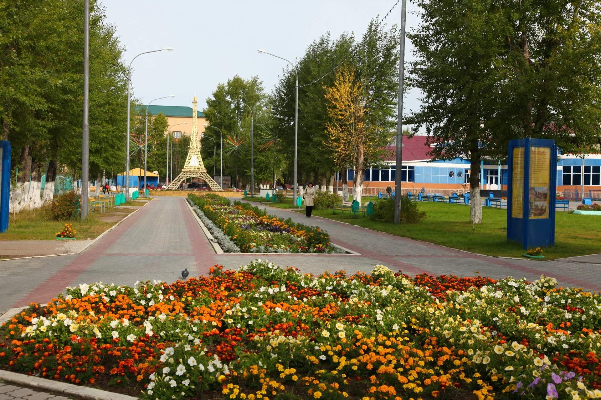 Югорск центр города. Югорск городской парк. Югорск ханты-мансийский автономный округ. Поселок комсомольский хмао югорск. Центральный парк югорск.