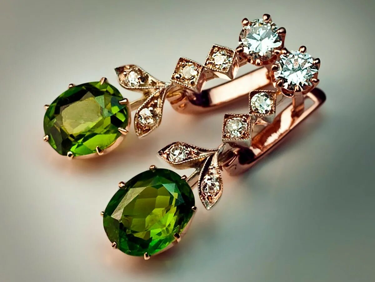 Уральский изумруд демантоид. Украшения из полудрагоценных камней. Самоцветы поделочные камни. Украшения с драгоценными камнями. Изумруд с демантоидами.