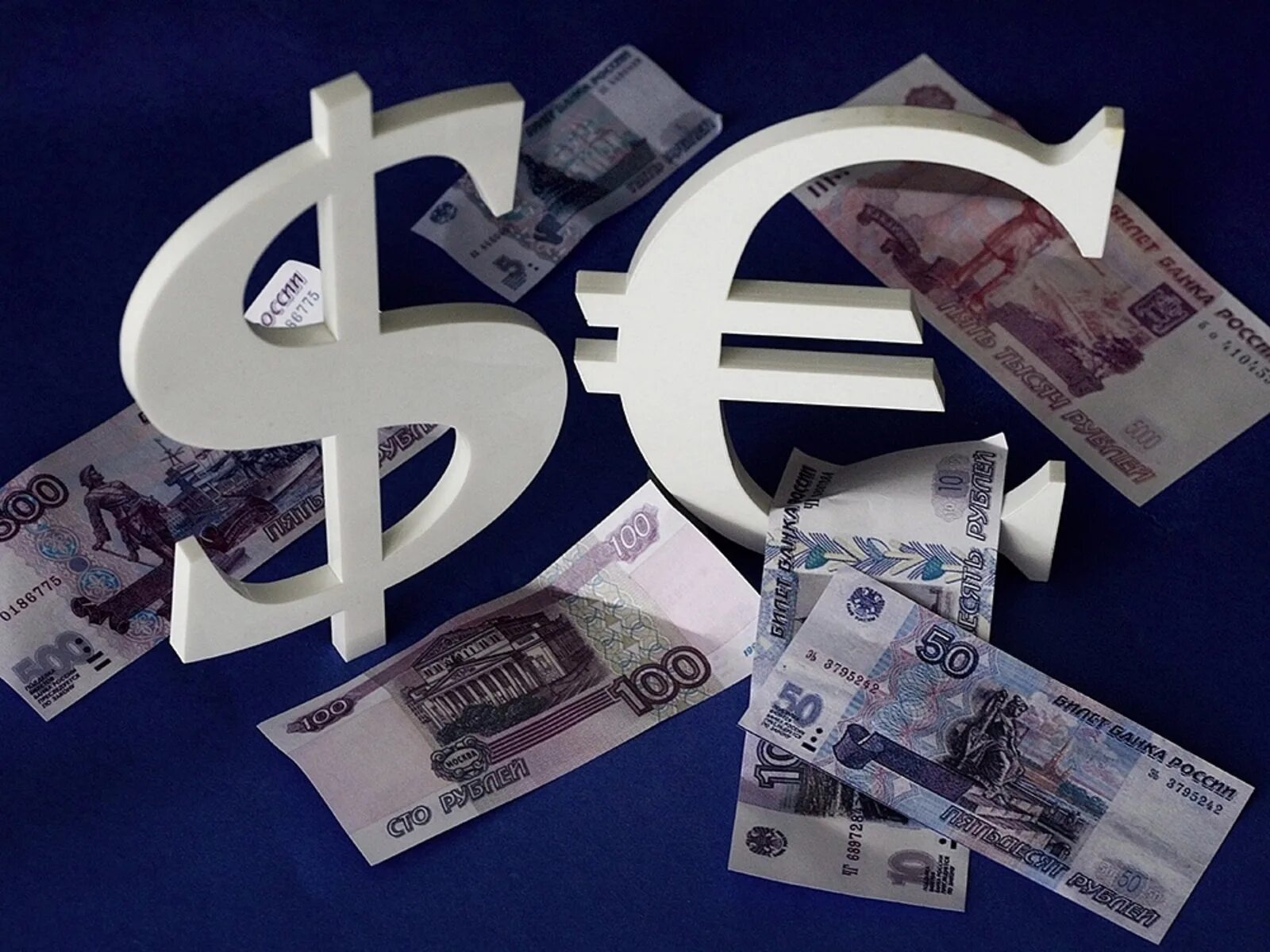 Доллар евро рубль. Доллары в рубли. Доллары и евро картинки. Изображение доллара и евро. Рост иностранной валюты
