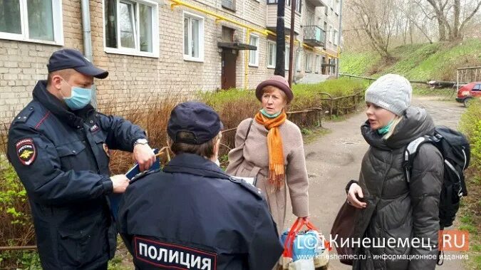 Полиция у двери. Полицейский дом. Lapd protest. Пускать полицию в дом. Полиция обыск в квартире.