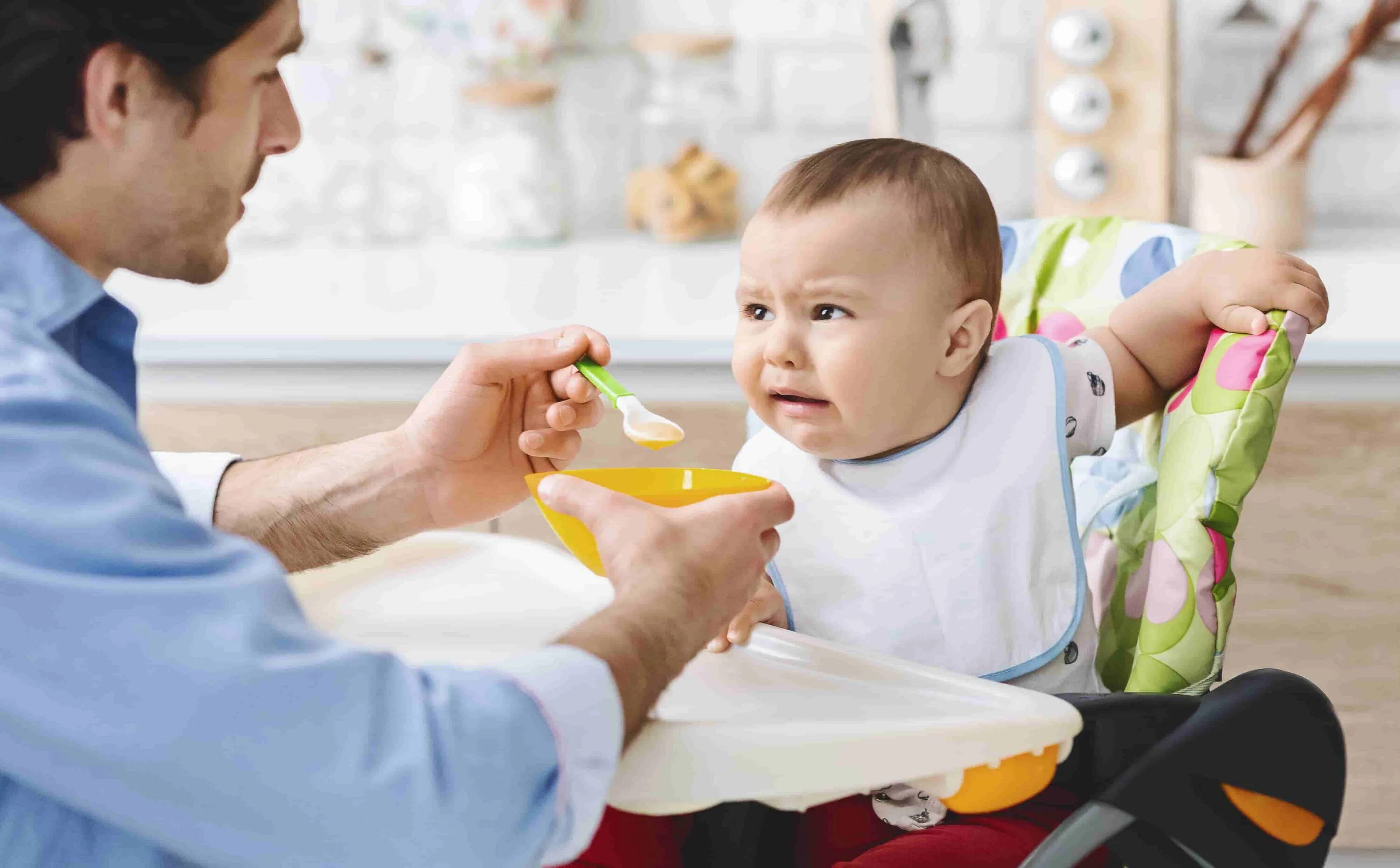 Папа еду добывает. Папа с блюдом. Disgusting food for Kids. Little boy doesn't want to eat. Папа еду на работу