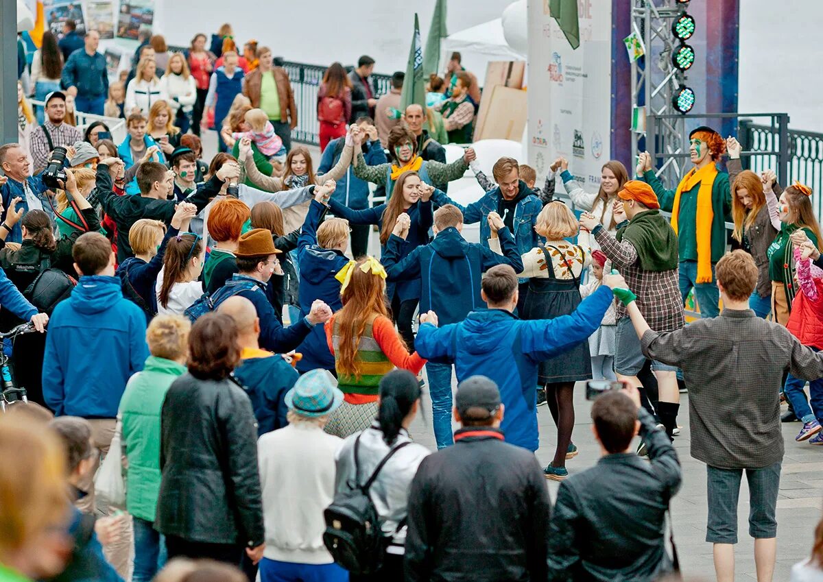 Фестиваль у дивных гор. Парк искусств музеон в москве. День города в волгограде набережная. 12 июня на пермской набережной. Михайловская набережная город новосибирск.