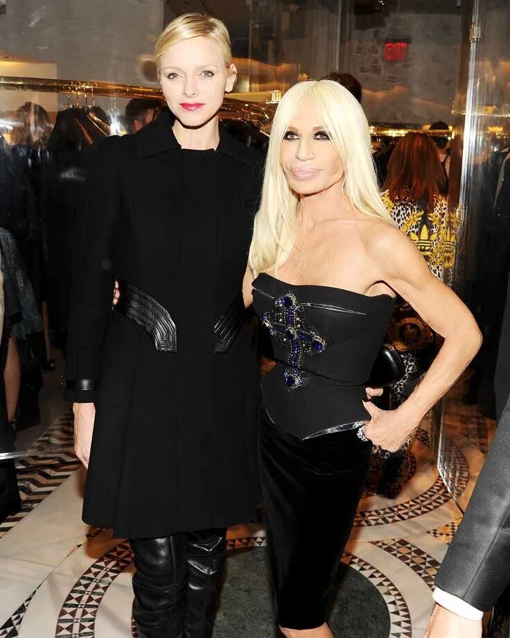 Донателла версаче 1997. Versace хозяин. Принцесса версаче. Джанни версаче похороны. Принцесса версаче.