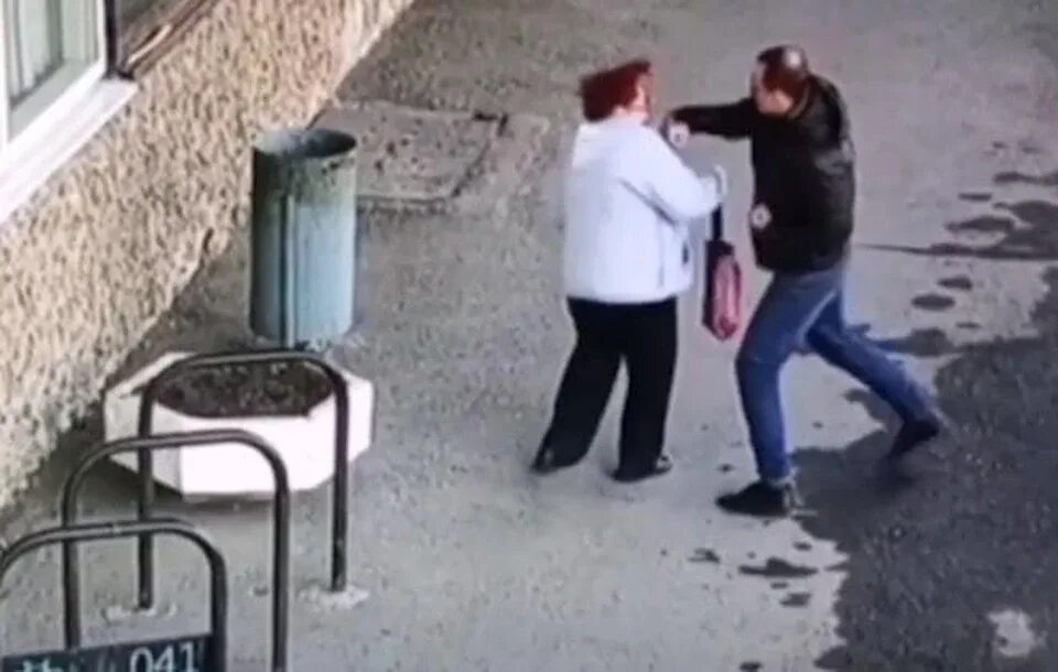 Мужчина избил пенсионерку. Мужчина избил пенсионерку. Мужчина избил пенсионерку. Парень в метро. Избили пожилую бабушку.
