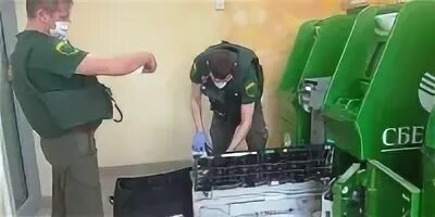 Инкассация банкоматов сбербанка. Инкассатор сбербанк. инкассация банкоматов сбербанк. инкассатор у банкомата. инкассация на терминале.