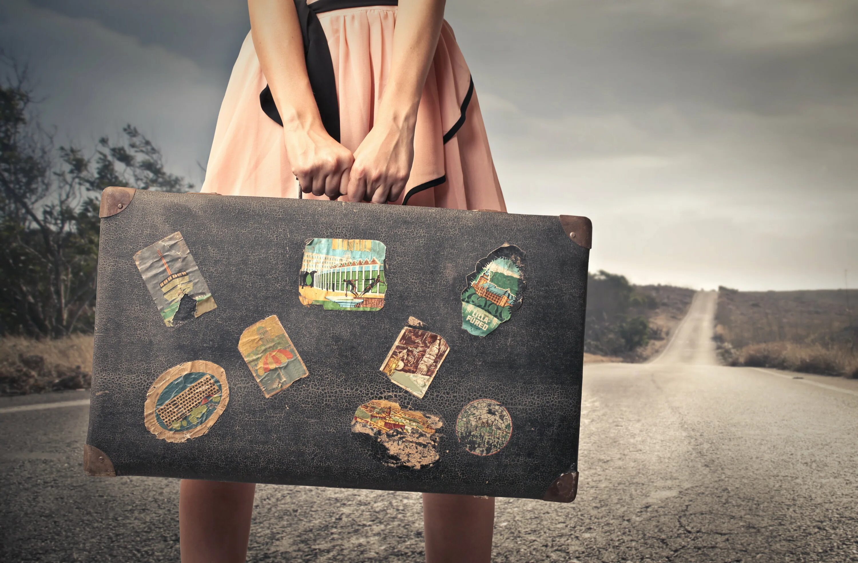Travel something. Путешествия картинки. Рука с чемоданом. Креативные путешествия. Чемодан путешественника.
