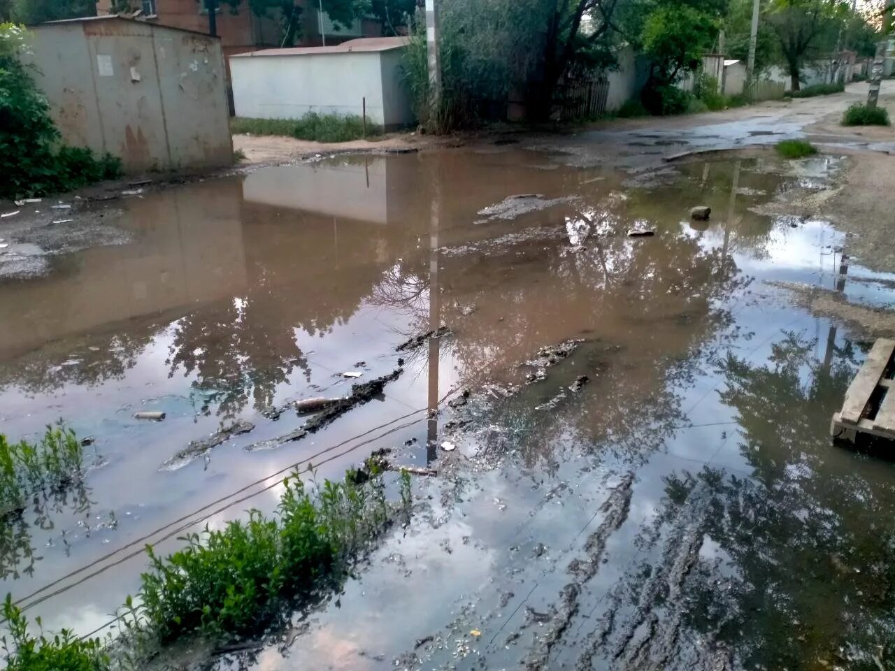 Лужи. Фекальные воды. Яма на улице. Выключили воду Астрахань. Вода астрахань 2023