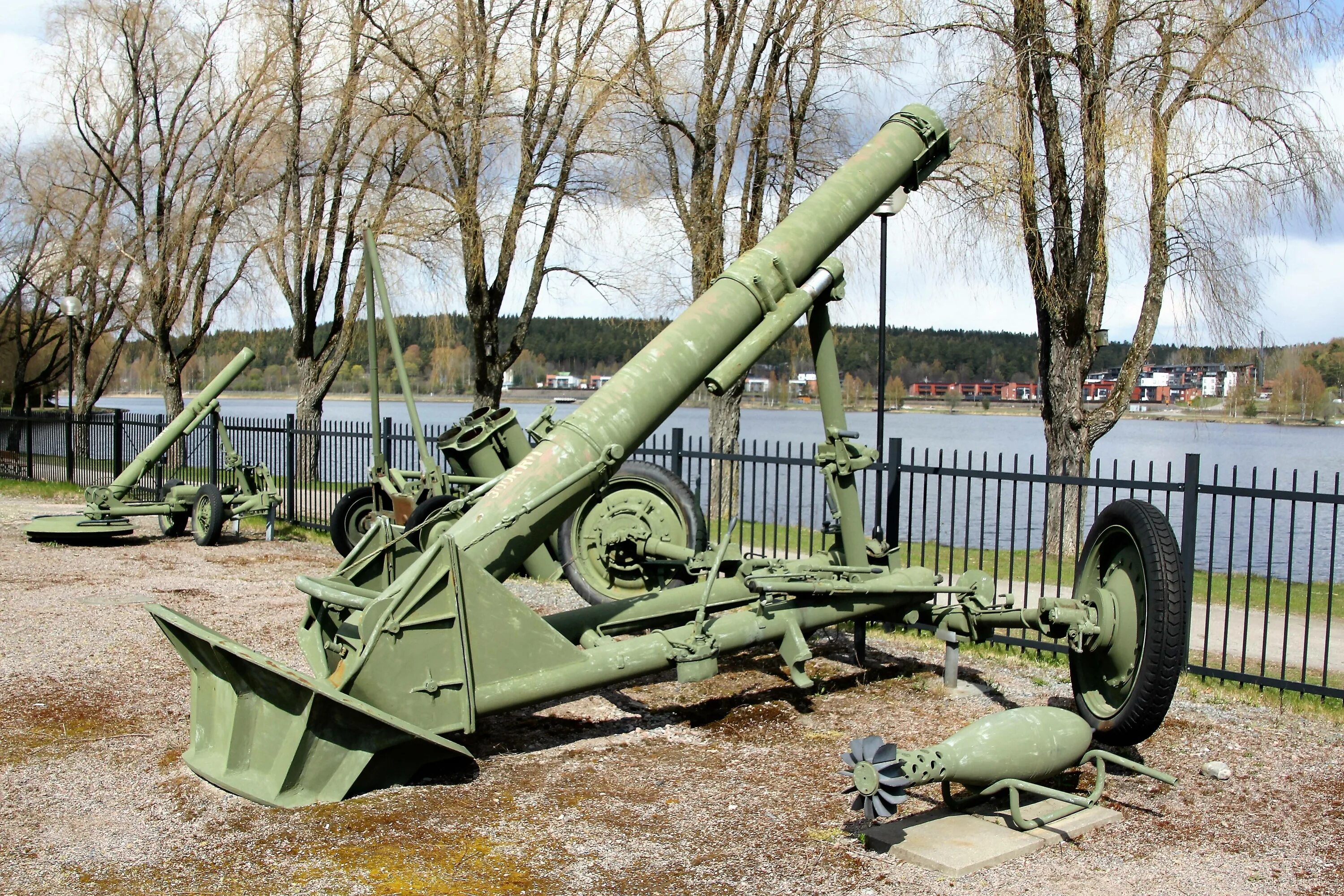 240 мм мина. 240 мм миномет. 240-мм миномёт м-240. 240-мм буксируемого миномёта м-240. калибр 240 мм.