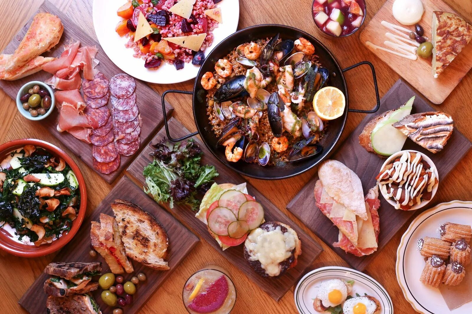 Испанская кухня паэлья. Кухня испании тапас. Паэлья, хамон, тапас. Испания еда. Испанская кухня паэлья.