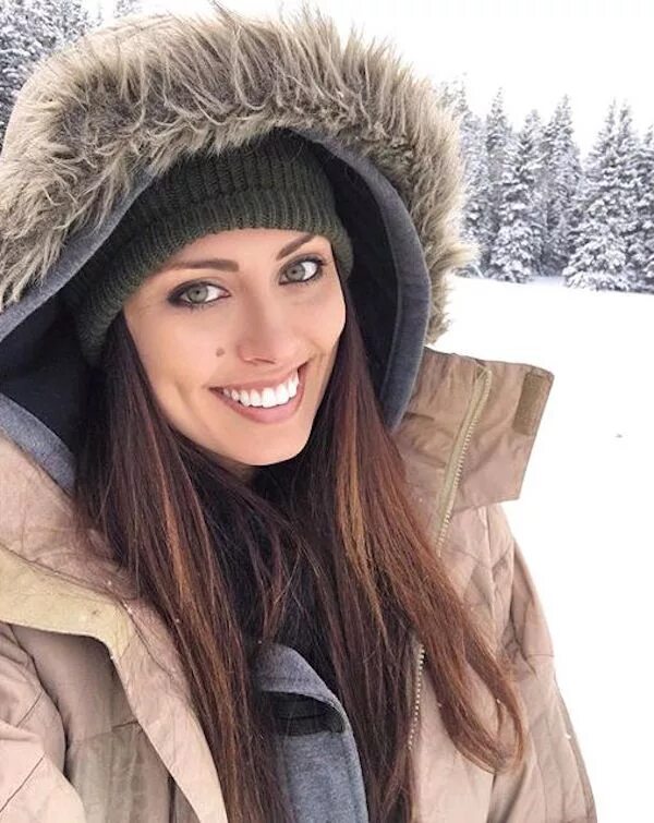 Ксения самойленко. Селфи девушек зимой. Селфи в снегу. Девушка зима. Красивые брюнетки зимой.