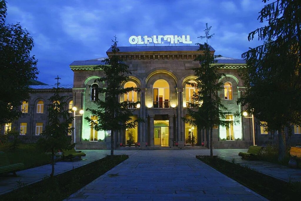 Джермук озеро. Jermuk olympia sanatorium 4*. Армения санаторий олимпия. Jermuk olympia sanatorium 4*. Олимпия санаторий джермук.