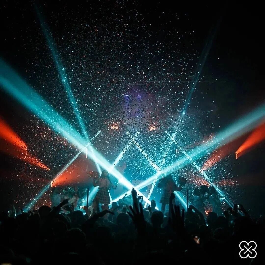 Клубные танцы. Неоновая дискотека. Красивая сцена в клубе. 5 ночей в клубе. Клуб ночь новосибирск.