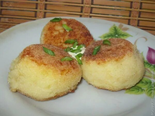 Драники картофельные на белом фоне. Драники с пюре. Драники из пюре. Латкес еврейское блюдо. Картофельные оладьи из пюре.