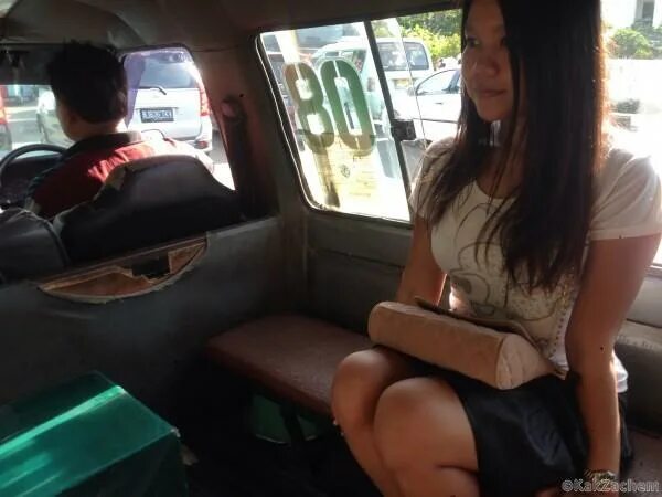 Девушки в жару в автобусе. Красивые девушки в общественном транспорте. Девочка в автобусе. Красотки в общественном транспорте. Девушка в маршрутке.