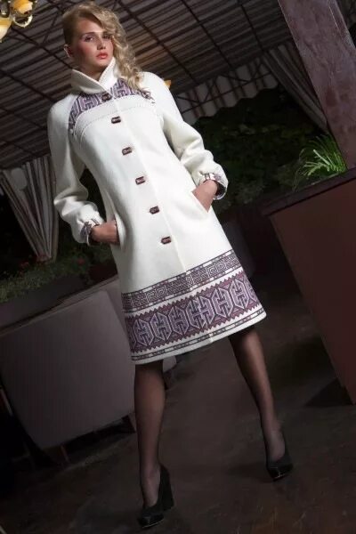 Пальто домино. Комбинированное пальто женское. Пальто с вышивкой. Пальто женское с вышивкой. Пальто с отделкой из ткани.