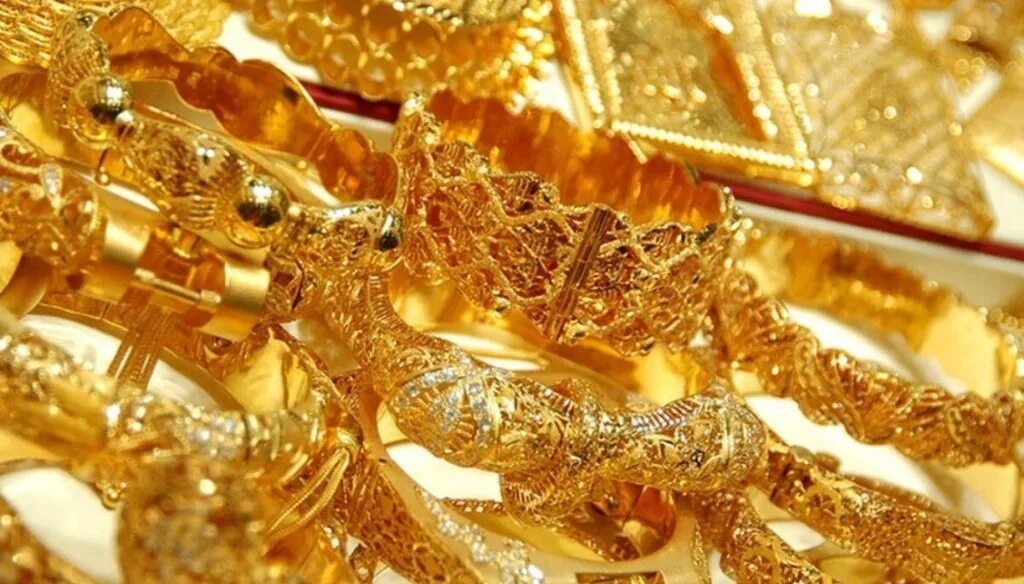 Золотое качество россии. Золото. Золотые украшения. Золотые вещи. Много украшений.