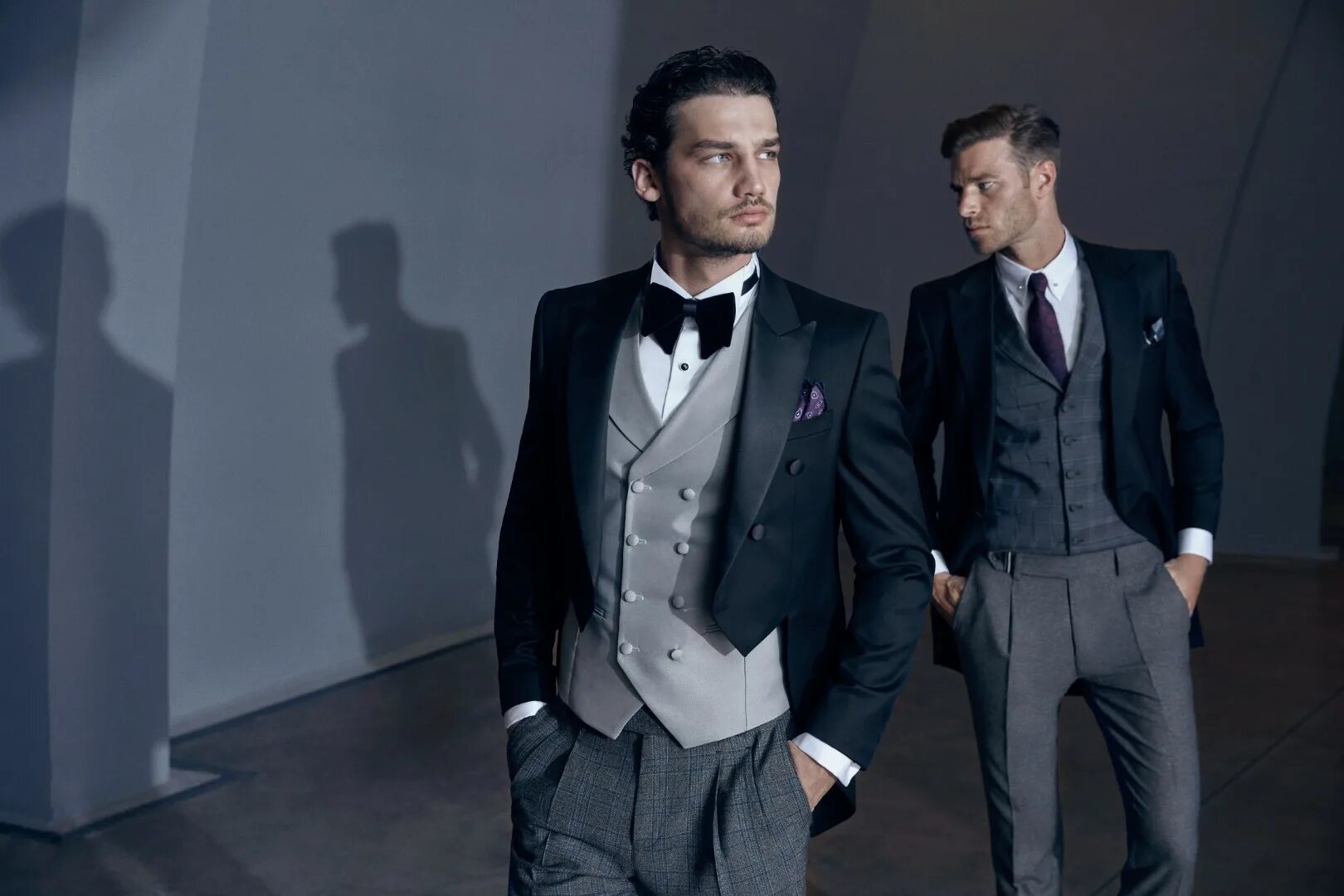 Два мужика в смокингах танцуют. Два мужика в смокингах танцуют. Культовые мужские костюмы и смокинги в кино. Костюм на корпоратив мужской. Необычные мужские костюмы.
