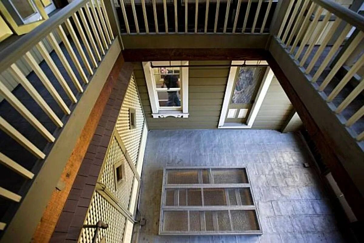 Требования к строительству индивидуальных домов. Вид с крыши вниз ночью. Вид с крыши 9 этажки. На краю крыши ночью. Чистота воздуха в зависимости от этажа.