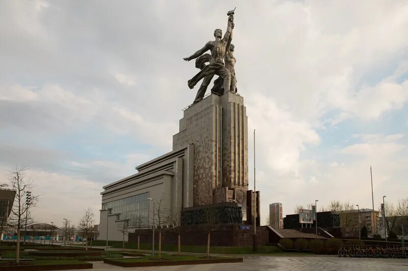 В павильоне "рабочий и колхозница" на вднх в москве. Павильон «рабочий и колхозница» на вднх смотровая площадка. Вднх памятник колхознице. Крыша павильона рабочий и колхозница на вднх. Монумент рабочий и колхозница на вднх.