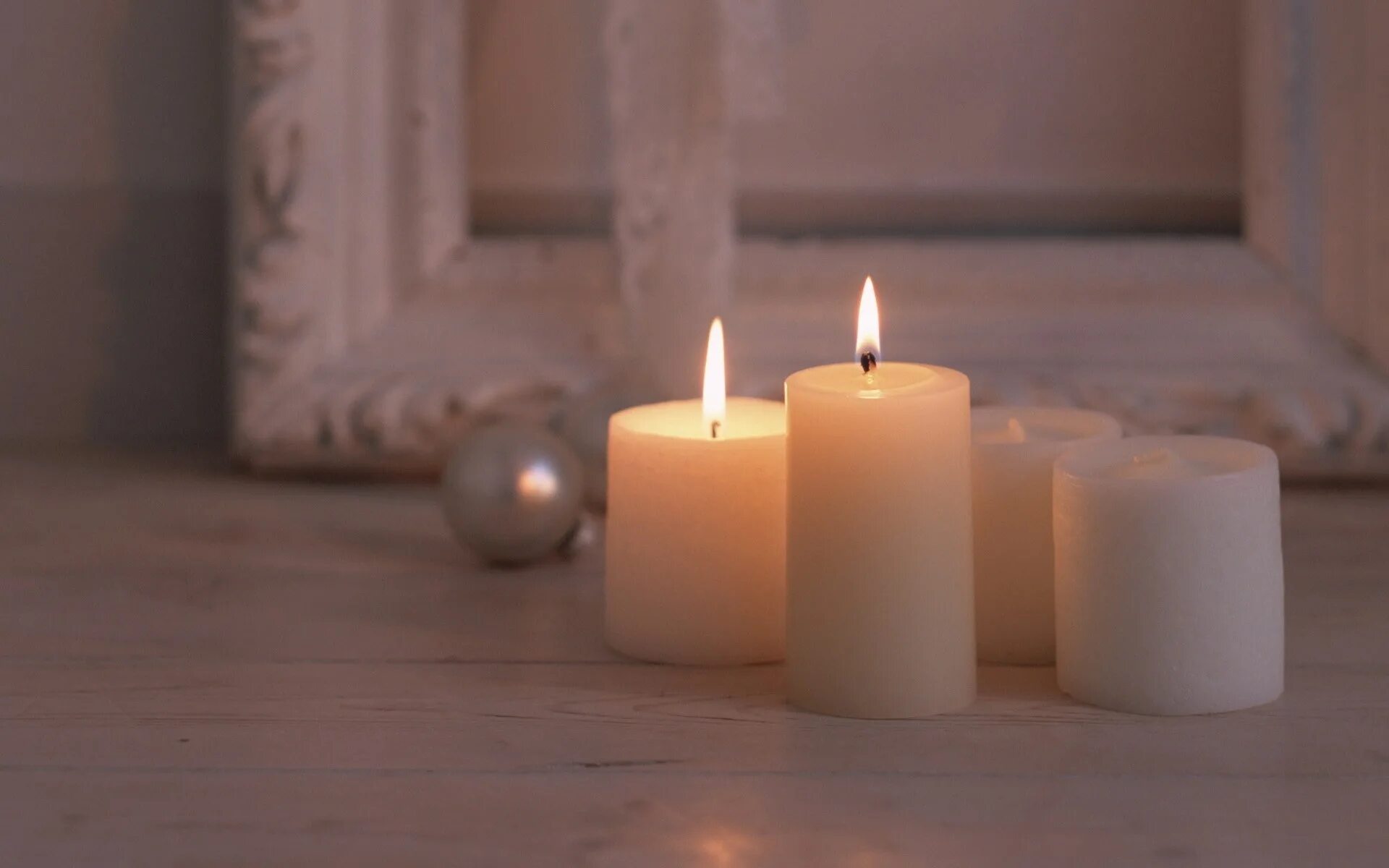 Свеча горит в комнате. Свечи. Красивые свечки. Интерьерные свечи. Красивые белые свечи.
