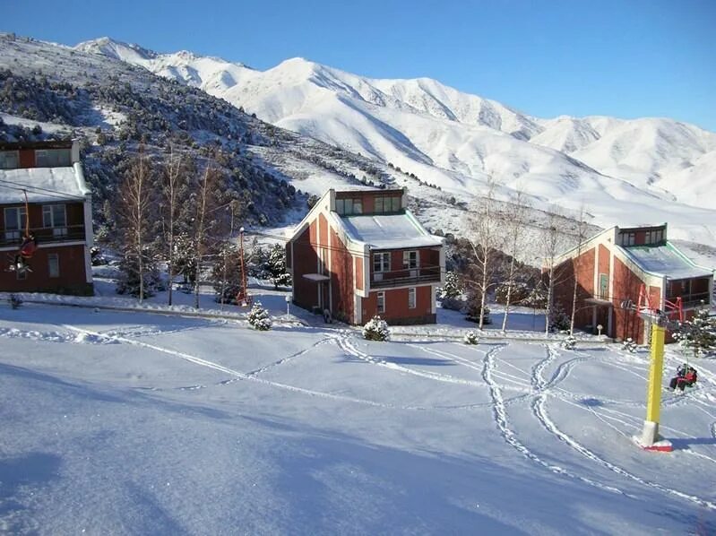 Горнолыжная база каракол киргизия. Белокуриха горнолыжный спуск. Санаторий горнолыжный курорт белокуриха. Турбазы к плато лаго-наки. Высокогорная турбаза лаго наки.