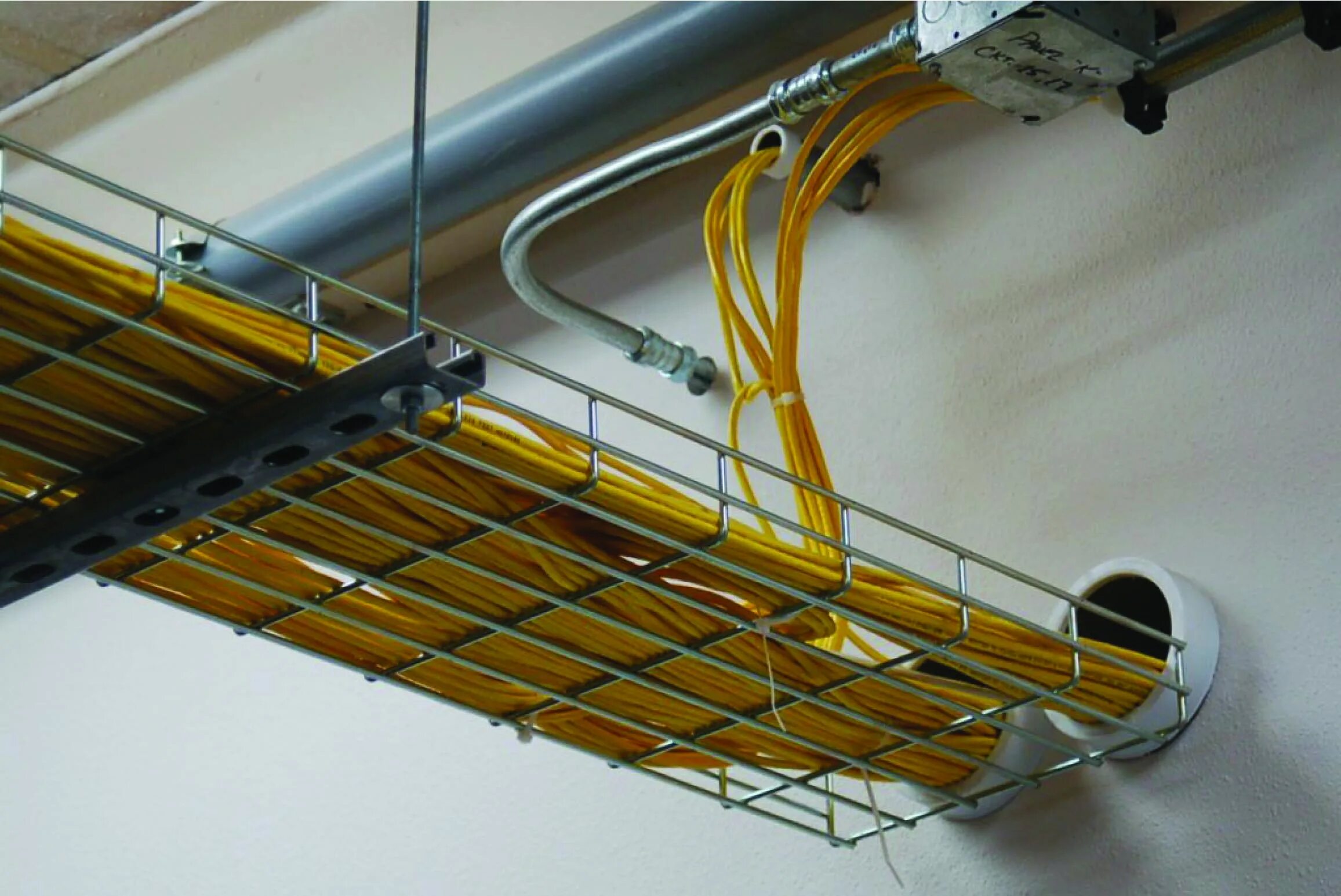 Вертикальная прокладка кабеля. Кабельный лоток Cable Management 90° Trapezoid Corner 1.315.091.9. Кабельный лоток (Cable Management 90 degree). Прокладка кабеля в лотке. Лоток потолочный для кабелей.